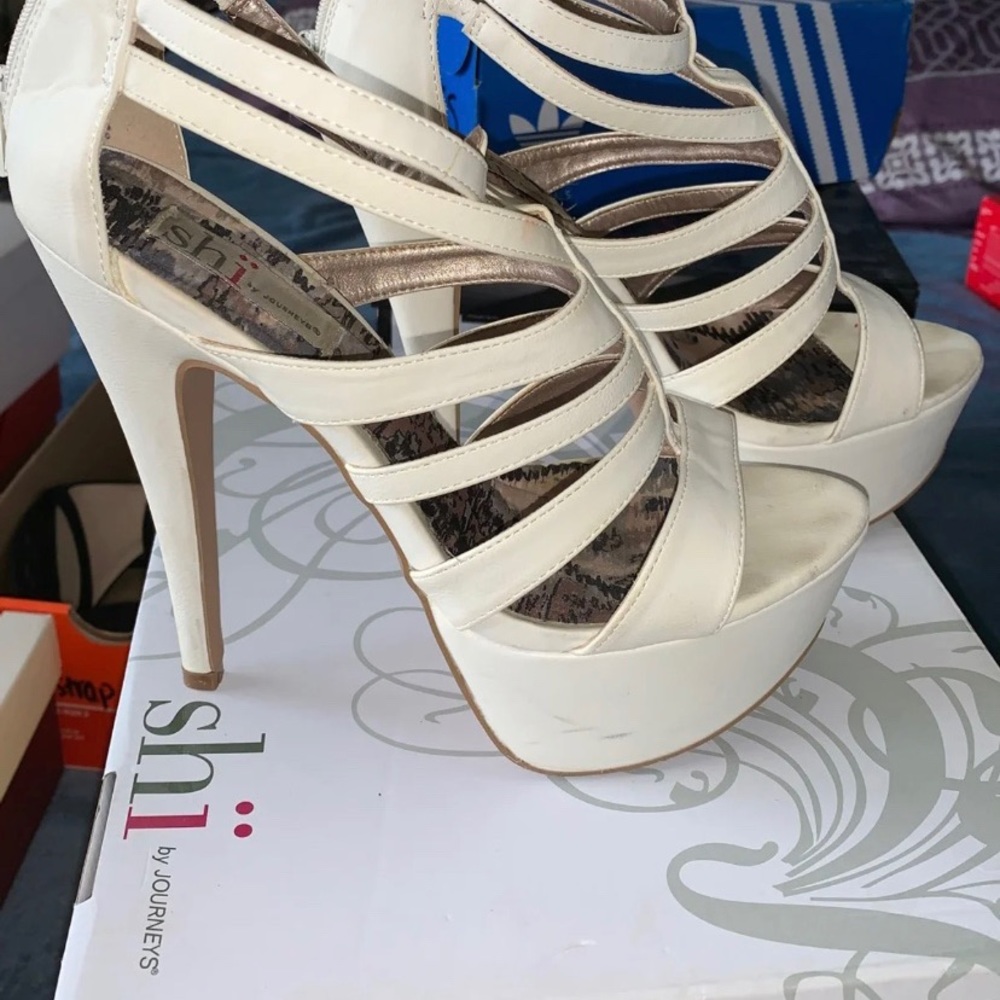 White platform - Picture 2 of 3